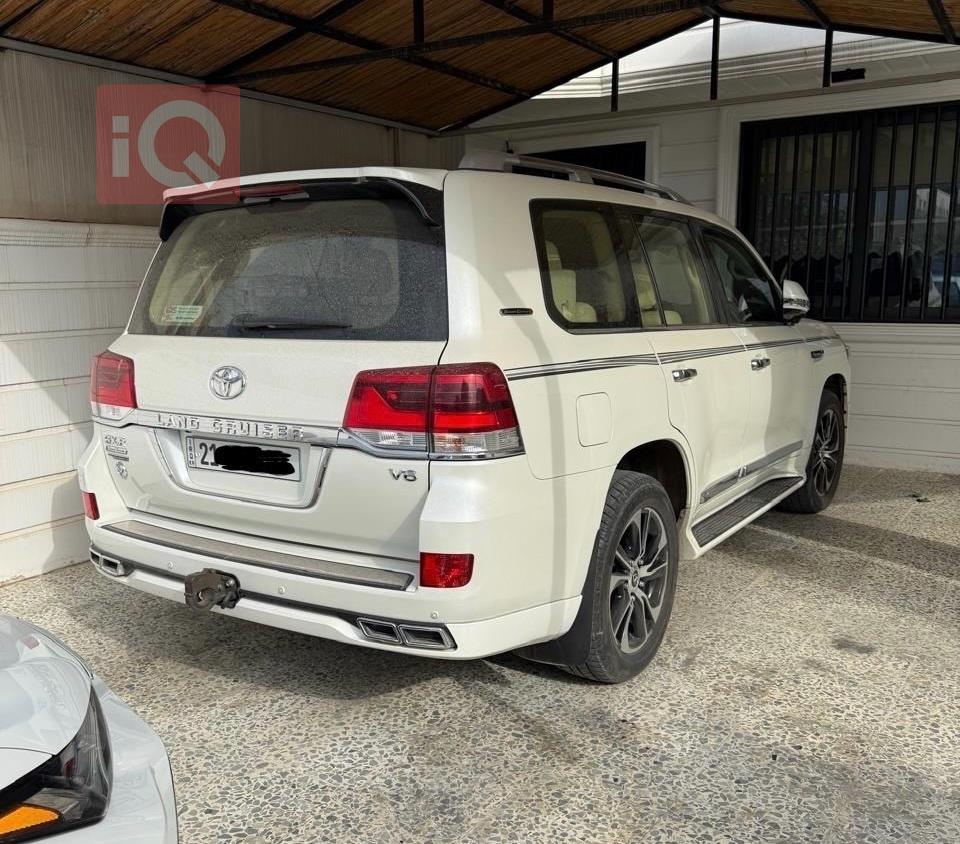 تۆیۆتا لاند کروزەر